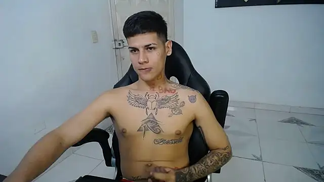 Snapshot of Clyde019 chatting on February 28, 2025, 9:44 pm Clyde019 online show from February 28, 2025, 9:44 pm