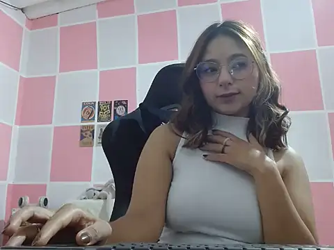 Snapshot of Paulina_mosh chatting on February 22, 2025, 12:40 pm Paulina mosh online show from February 22, 2025, 12:40 pm
