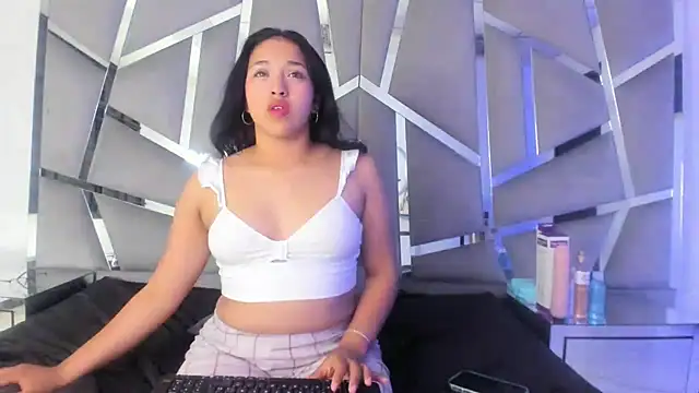 Snapshot of IsabellRodriguez18 chatting on January 14, 2025, 10:48 am IsabellRodriguez18 online show from January 14, 2025, 10:48 am