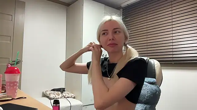 yunasuka online show from January 6, 2025, 9:19 am