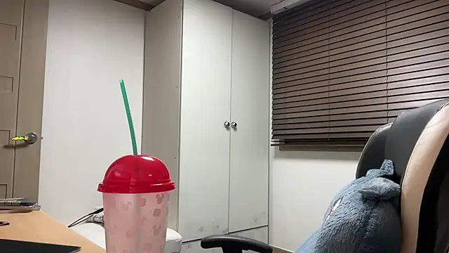 yunasuka online show from January 12, 2025, 1:05 pm