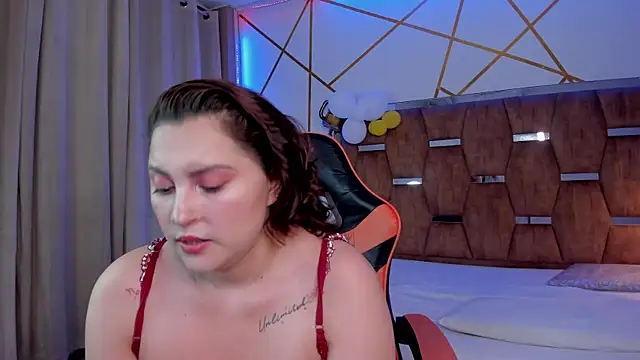 Snapshot of LunaPleasure chatting on October 6, 2025, 4:43 am LunaPleasure online show from October 6, 2025, 4:43 am