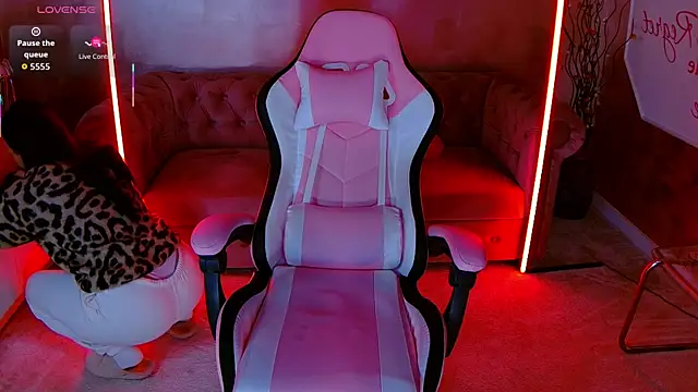 evanew  online show from December 3, 2025, 4:42 am