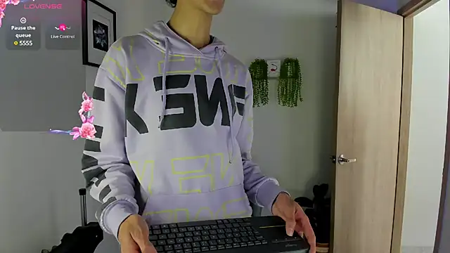 Snapshot of alahia_sweet chatting on March 22, 2025, 7:42 pm alahia sweet online show from March 22, 2025, 7:42 pm