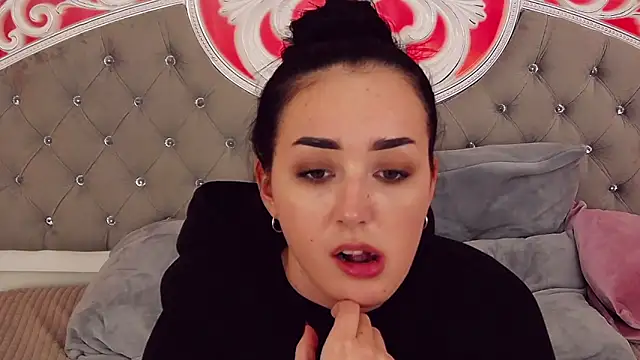 KimKhallifa online show from February 28, 2025, 7:37 am