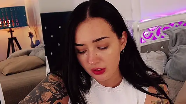 KimKhallifa online show from March 19, 2025, 1:51 pm