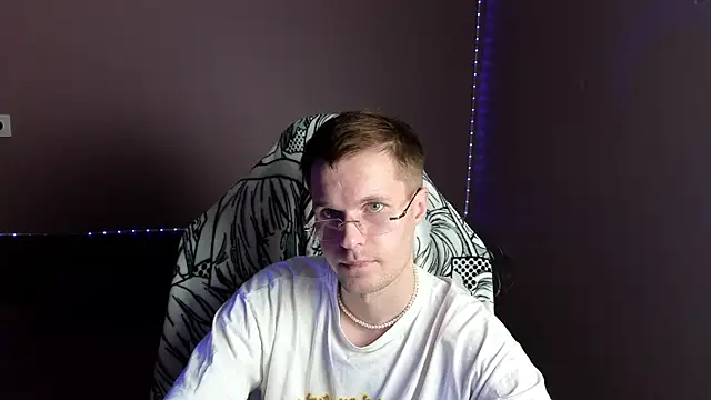 Snapshot of Leonnextdoor chatting on January 2, 2025, 12:57 pm Leonnextdoor online show from January 2, 2025, 12:57 pm