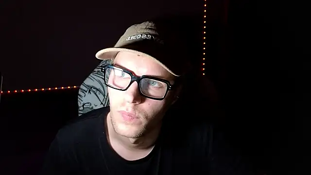 Snapshot of Leonnextdoor chatting on January 12, 2025, 12:23 pm Leonnextdoor online show from January 12, 2025, 12:23 pm