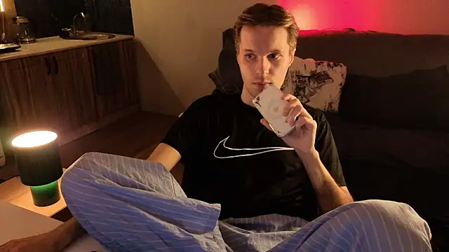 Leonnextdoor online show from February 4, 2026, 7:09 pm