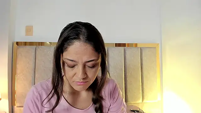 Snapshot of EloiseQuinn chatting on October 14, 2025, 1:23 pm EloiseQuinn online show from October 14, 2025, 1:23 pm