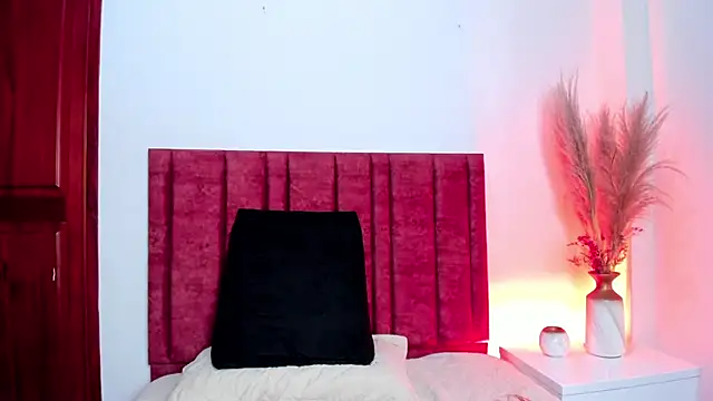 Snapshot of EloiseQuinn chatting on October 20, 2025, 1:11 pm EloiseQuinn online show from October 20, 2025, 1:11 pm