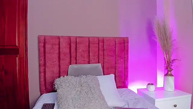 Snapshot of EloiseQuinn chatting on November 5, 2025, 2:06 pm EloiseQuinn online show from November 5, 2025, 2:06 pm