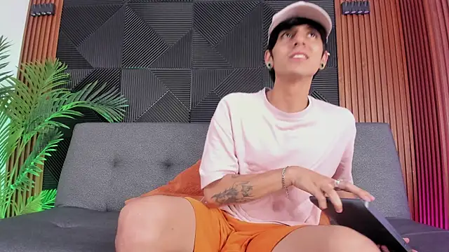 Snapshot of saul_novak chatting on January 8, 2025, 8:29 pm saul novak online show from January 8, 2025, 8:29 pm