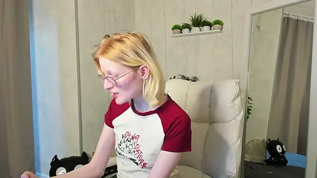 ElizabethHarpper online show from October 31, 2025, 9:21 am