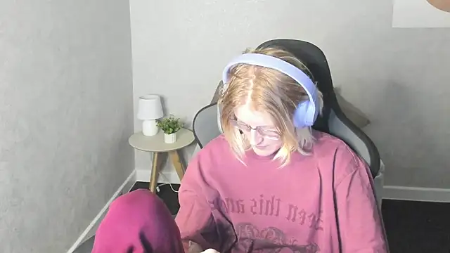 ElizabethHarpper online show from December 5, 2025, 1:14 am