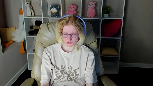 ElizabethHarpper online show from December 18, 2025, 1:00 am