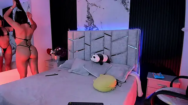 daniiphoeniixx online show from October 7, 2025, 7:44 pm