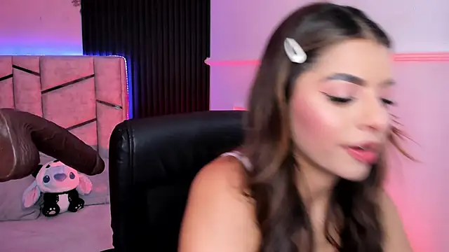 daniiphoeniixx online show from October 24, 2025, 7:32 pm