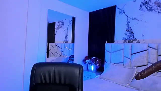 daniiphoeniixx online show from November 13, 2025, 7:24 pm