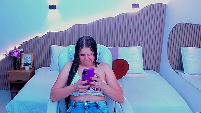 Annie kurt  online show from October 2, 2025, 9:22 pm