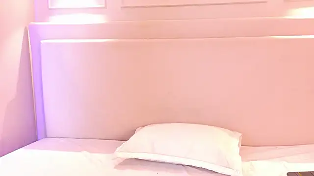 NaomiKlarc online show from November 25, 2025, 4:12 am