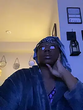 Snapshot of DamnBubbles chatting on March 17, 2025, 11:43 pm DamnBubbles online show from March 17, 2025, 11:43 pm