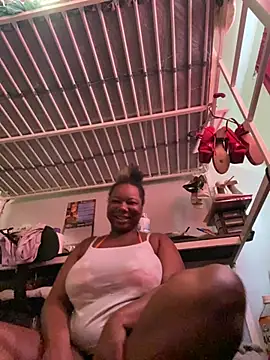 Snapshot of DamnBubbles chatting on April 16, 2026, 3:35 pm DamnBubbles online show from April 16, 2026, 3:35 pm