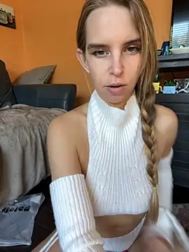 thigh hi online show from October 13, 2025, 2:39 pm