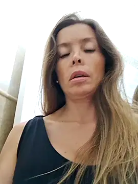 Snapshot of karina_warthon chatting on October 17, 2025, 5:26 pm karina warthon online show from October 17, 2025, 5:26 pm