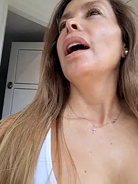 Snapshot of karina_warthon chatting on October 23, 2025, 5:44 pm karina warthon online show from October 23, 2025, 5:44 pm