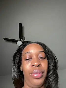 Snapshot of PrettypetitePrincess chatting on March 10, 2025, 4:17 am PrettypetitePrincess online show from March 10, 2025, 4:17 am