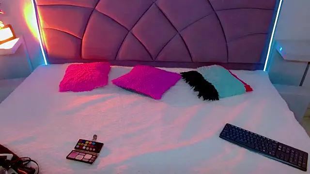 Carolaine01 online show from October 10, 2025, 9:03 pm