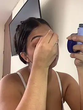 Snapshot of Julii- chatting on October 29, 2025, 5:47 pm Julii- online show from October 29, 2025, 5:47 pm