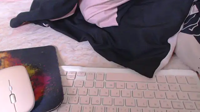 loirascorpio online show from November 19, 2025, 1:22 pm