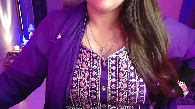 Snapshot of Mitikaa chatting on October 13, 2025, 8:09 pm Mitikaa online show from October 13, 2025, 8:09 pm