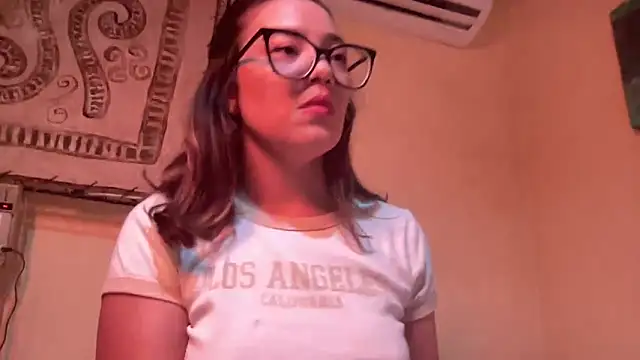 Snapshot of MadameNat chatting on February 19, 2025, 2:33 am MadameNat online show from February 19, 2025, 2:33 am