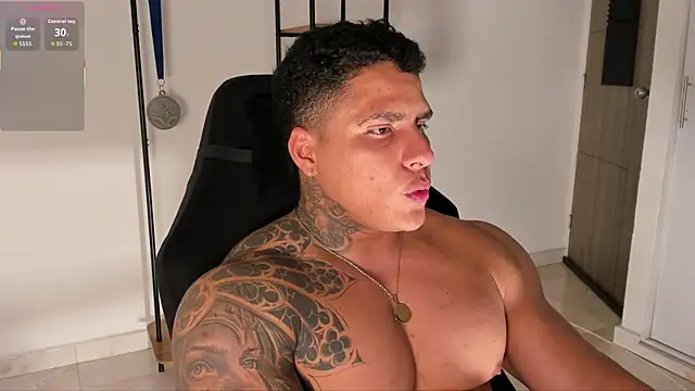 Snapshot of Maximoscott chatting on September 15, 2025, 11:38 pm Maximoscott online show from September 15, 2025, 11:38 pm