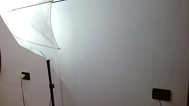 Charlot Vega  online show from March 9, 2025, 1:26 pm