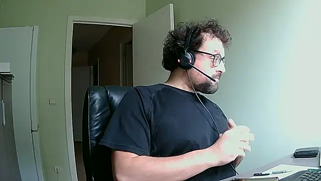 Snapshot of littlehairyman chatting on October 3, 2025, 8:11 am littlehairyman online show from October 3, 2025, 8:11 am