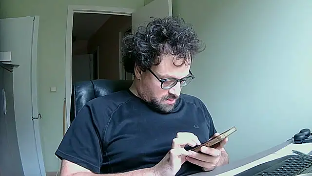 Snapshot of littlehairyman chatting on October 28, 2025, 8:40 am littlehairyman online show from October 28, 2025, 8:40 am