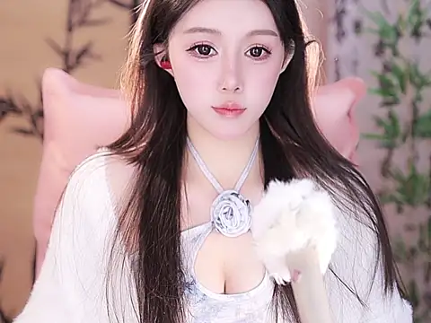 Summer-Momo online show from January 14, 2025, 1:06 pm
