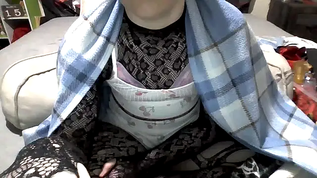 Snapshot of AverageRose chatting on March 16, 2025, 11:49 am AverageRose online show from March 16, 2025, 11:49 am