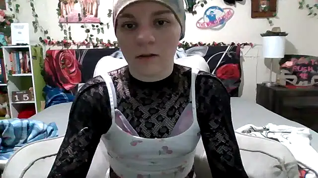 Snapshot of AverageRose chatting on March 16, 2025, 6:01 pm AverageRose online show from March 16, 2025, 6:01 pm