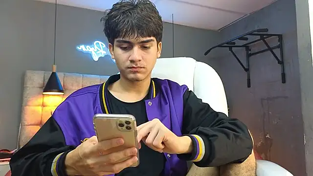 Tommy18   online show from February 8, 2025, 7:04 am