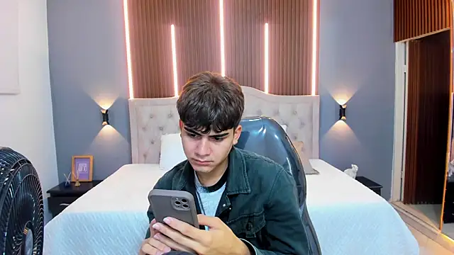 Tommy18   online show from September 9, 2025, 3:39 am