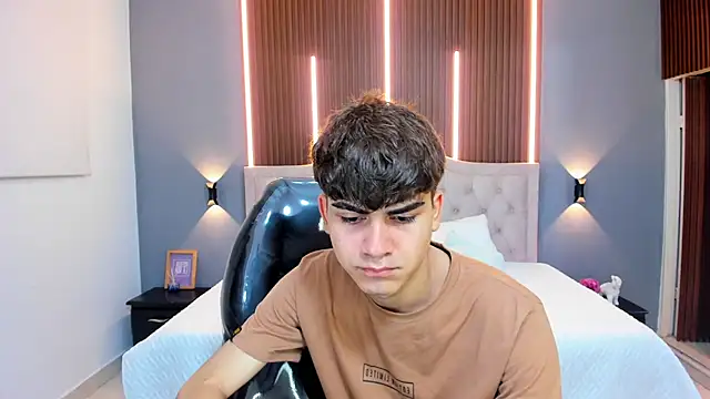 Tommy18   online show from October 15, 2025, 3:28 am