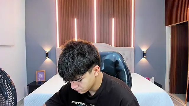 Tommy18   online show from October 16, 2025, 3:29 am