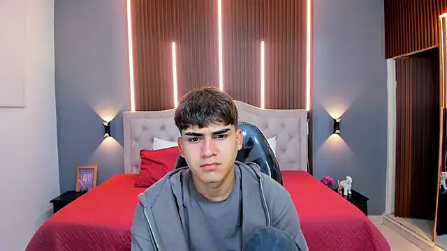 Tommy18   online show from October 29, 2025, 3:31 am