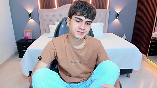 Snapshot of Tommy18__ chatting on May 21, 2026, 3:35 am Tommy18 online show from May 21, 2026, 3:35 am