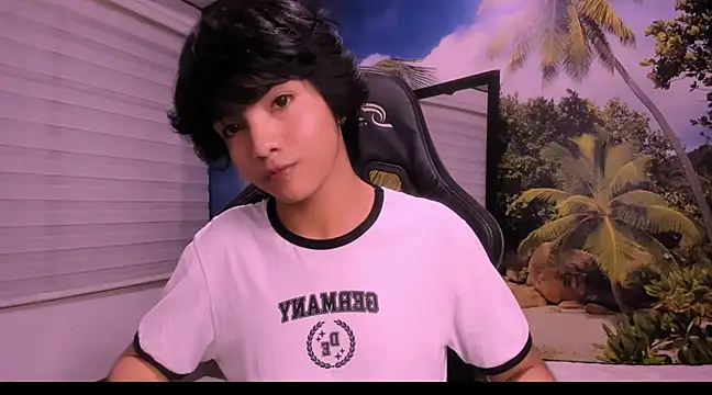 AllanYong18 online show from January 24, 2025, 3:54 am